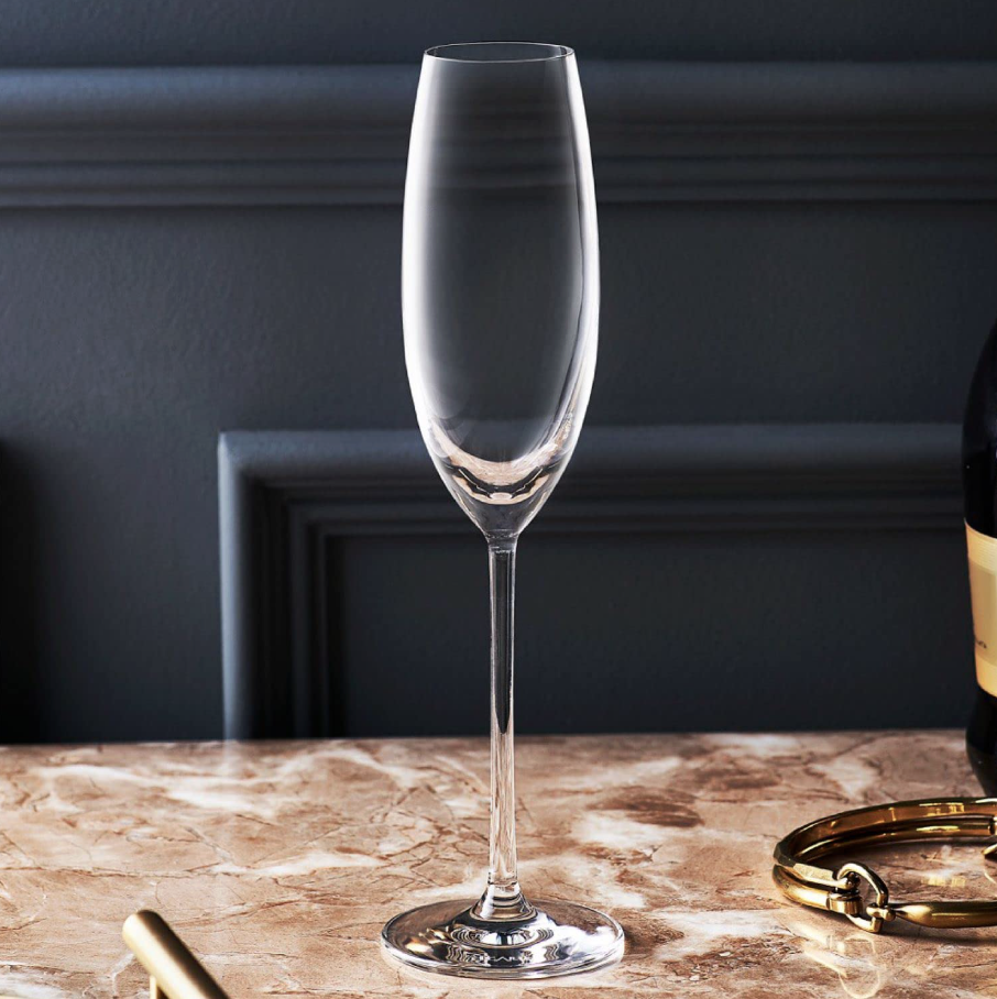 Ly Rượu Sâm-Panh Pha Lê Cao Cấp Lucaris Lavish Champagne LS16CP09 – Thiết B Thiết Kế Dáng Flute Thon Dài Giữ Bọt Khí 245ml, Chất Liệu Pha Lê Không Chì Tinh Khiết Và Năng Lực Tôn Vinh Sắc Màu Vang Sủi Toàn DiệnMã Ly Champagne LS16CP09 (hoặc S16CP09) là dòng ly sâm panh pha lê cao cấp thuộc bộ sưu tập Lavish của thương hiệu Lucaris danh tiếng. Thiết bị sở hữu ngôn ngữ thiết kế tối giản thời thượng, kiểu dáng đầm chắc hiện đại cùng phôi chất liệu cao cấp chuẩn kỹ thuật, mang lại giải pháp thưởng thức và điều hòa hương vị toàn diện giúp đơn giản hóa chu trình dọn dẹp, sắp xếp bàn tiệc hằng ngày của gia đình. Với sự kết hợp tuyệt vời giữa cấu trúc cơ học dồi dào, hệ thống chế tác tối tân vượt trội cùng bán kính bầu ly rộng rãi, mã sản phẩm chính hãng này chính là trợ thủ đắc lực không thể thiếu trong không gian sống hiện đại.Thiết kế dáng Flute thon dài bảo toàn bọt khí và thông số của Ly Lucaris LS16CP09Dòng sản phẩm gia dụng phân khúc cao cấp đến từ thương hiệu danh tiếng Lucaris (Thái Lan) khẳng định sự vượt trội nhờ sở hữu kết cấu cơ học cứng cáp và vật liệu đạt chuẩn công nghệ, đem lại độ bền bỉ cực cao cho người dùng hằng ngày.Kiểu dáng Flute đặc trưng giữ bọt khí sủi tăm bền lâuSản phẩm mở ra giải pháp thưởng thức sâm-panh hoàn toàn cách tân nhờ ngôn ngữ thiết kế tối ưu hóa cấu trúc bọt khí thuộc dòng Lavish Series sang trọng. Cấu trúc phom dáng được chế tác theo kiểu dáng Flute (thon dài) đặc trưng vô cùng tinh tế. Thiết lập hình học khoa học này giúp giữ được các bọt khí sủi tăm của Champagne chuyển động tịnh tiến lâu hơn, tôn lên vẻ đẹp kiêu sa lấp lánh của rượu vang sủi và ngăn chặn hiện tượng làm giảm hương vị nguyên bản khi tiếp khách hằng ngày.Chỉ số tỷ lệ kích thước cân đối và quy cách đóng gói tiêu chuẩnModel cao cấp chính hãng khẳng định đẳng cấp nghệ thuật chế tác vượt trội thông qua các thông số kỹ thuật được tính toán chuẩn xác từ nhà sản xuất:Dung tích chứa lý tưởng: Đạt mốc 245 ml chuyên dụng.Chiều cao tổng thể: Đạt mốc thanh lịch 26.5 cm uy nghi.Quy cách phân phối: Đóng gói tiêu chuẩn theo bộ 6 ly gọn gàng, giúp tối ưu hiệu suất sắp xếp và đơn giản hóa chu trình dọn dẹp không gian bàn tiệc hằng ngày.Phôi chất liệu pha lê không chì cao cấp và độ bền bỉ trên Ly Lucaris LS16CP09Không chỉ sở hữu diện mạo cơ động, dòng sản phẩm phục vụ bàn tiệc thế hệ mới này còn mang lại năng suất chịu lực ổn định và độ an toàn tuyệt đối nhờ hệ thống linh kiện vật liệu chuẩn quốc tế.Chất liệu pha lê cao cấp hoàn toàn không chứa chì an toàn cho sức khỏeSức khỏe của các thành viên trong gia đình bạn sẽ được bảo vệ toàn diện nhờ phôi chất liệu pha lê cao cấp hoàn toàn không chứa chì (Lead-free crystal), loại bỏ hoàn toàn các tạp chất độc hại hằng ngày. Tiêu chuẩn vật liệu nghiêm ngặt này đạt đầy đủ các chứng nhận tiêu chuẩn quốc tế uy tín, đáp ứng các yêu cầu khắt khe để phục vụ tại các hệ thống nhà hàng và khách sạn 5 sao đẳng cấp.Độ trong suốt tuyệt đối phản chiếu ánh sáng và khả năng chống trầy xước tốtMẫu ly chân cao chính hãng sở hữu độ trong suốt tuyệt đối vô cùng hoàn hảo, hoạt động như một thấu kính quang học sắc nét dưới ánh đèn ban đêm. Đặc tính vật liệu vượt trội này giúp phản chiếu một cách chân thực, lộng lẫy nhất màu sắc nguyên bản của các dòng vang sủi. Bên cạnh đó, phôi pha lê cao cấp còn mang lại năng suất chống trầy xước tốt trước các va chạm vật lý hằng ngày và tạo nên tiếng vang thanh khiết, ngân dài đầy quý phái khi cụng ly.Địa chỉ mua Ly rượu sâm-panh pha lê Lucaris LS16CP09 chính hãng uy tín tại HAIKIMLONGNếu bạn đang tìm kiếm một địa chỉ phân phối uy tín để sở hữu bộ Ly rượu sâm-panh Lucaris Lavish Champagne LS16CP09 tại Thành phố Hồ Chí Minh, hệ thống HAIKIMLONG tự hào là điểm đến tin cậy hàng đầu cho mọi nhà. Chúng tôi luôn đồng hành và bảo vệ quyền lợi người tiêu dùng thông qua chính sách dịch vụ độc quyền:Cam kết cung cấp sản phẩm chính hãng, đầy đủ tem mác, giấy tờ xuất xứ rõ ràng từ thương hiệu Lucaris thuộc bộ sưu tập Lavish.Chính sách hoàn tiền lập tức nếu khách hàng phát hiện sản phẩm nhái hoặc kém chất lượng trên thị trường.Chính sách bảo hành dài hạn rõ ràng, uy tín theo đúng chính sách ủy quyền từ nhà sản xuất.Hỗ trợ dịch vụ giao hàng hỏa tốc tận nhà trong vòng 2 giờ cho khách hàng thuộc khu vực nội thành.Hãy nâng tầm tiện nghi không gian sống và đơn giản hóa công việc bày trí bàn tiệc hằng ngày bằng cách sở hữu dòng Ly rượu sâm-panh Lucaris LS16CP09 thế hệ mới này.Vui lòng bấm nút đặt hàng hoặc liên hệ trực tiếp với hotline của HAIKIMLONG để nhận chương trình ưu đãi giá tốt nhất ngay hôm nay.Hướng dẫn sử dụng để Ly rượu sâm-panh pha lê Lucaris LS16CP09 luôn sáng bóng bền lâuĐể đảm bảo ly luôn giữ được độ trong suốt hoàn hảo, kiểu dáng Flute luôn ổn định và kéo dài tuổi thọ tối đa cho chất liệu pha lê không chì, quý khách cần áp dụng các nguyên tắc sau:Thao tác cầm ly và quy trình rót rượu sâm-panh đúng kỹ thuậtKhi thưởng thức Champagne hay các dòng vang sủi tăm hằng ngày, bạn hãy thao tác cầm ly ở phần chân cao, tuyệt đối không ôm trực tiếp bàn tay vào phần bầu ly dung tích 245 ml để tránh nhiệt độ cơ thể truyền sang làm ấm rượu, gây ảnh hưởng đến năng suất bảo toàn bọt khí sủi tăm lâu hơn. Khi rót rượu, người dùng nên rót chậm rãi theo thành ly thành hai lần (đợi bọt khí ban đầu tan bớt rồi tiếp tục rót lần hai) cho đến khi lượng rượu đạt khoảng mốc $2/3$ ly, tạo không gian cơ học lý tưởng để các luồng bọt khí chuyển động tịnh tiến lấp lánh sống động.Quy trình vệ sinh bằng tay thủ công và rửa ly an toàn hằng ngàyNhằm duy trì độ trong suốt tuyệt đối và bảo vệ kết cấu chống trầy xước của phôi pha lê không chì hằng ngày, bạn nên ưu tiên phương pháp rửa ly thủ công. Hãy sử dụng miếng bọt biển mềm kết hợp nước rửa chén dịu nhẹ, nhẹ nhàng lau sạch vết cặn rượu bám trên thành ly và viền miệng ly, xả sạch lại dưới vòi nước ấm. Nếu sử dụng máy rửa bát, hãy chọn chu trình dành riêng cho đồ thủy tinh cao cấp và xếp ly úp ngược cố định chắc chắn trên khay riêng để tránh va chạm cơ học gây nứt vỡ cấu trúc chân ly cao 26.5 cm.Cách thức lau khô, làm bóng pha lê và bảo quản ly khoa họcSau chu trình làm sạch, bạn hãy dùng khăn sợi mịn (microfiber) khô, sạch và hoàn toàn không đổ lông để lau nhẹ nhàng từ lòng ly ra toàn bộ vỏ ngoài. Để ly đạt độ bóng bẩy cao nhất và tiếng vang thanh trong hằng ngày, bạn có thể hơ ly qua hơi nước nóng trước khi thực hiện thao tác lau bóng kỹ lưỡng toàn bộ dáng Flute. Khi bảo quản, luôn đặt ly đứng thẳng ngay ngắn trên giá kệ tủ kính khô ráo, thông thoáng, tránh úp ngược ly lâu ngày trong không gian kín để ngăn ngừa tình trạng tích tụ mùi hôi ẩm mốc khó chịu.